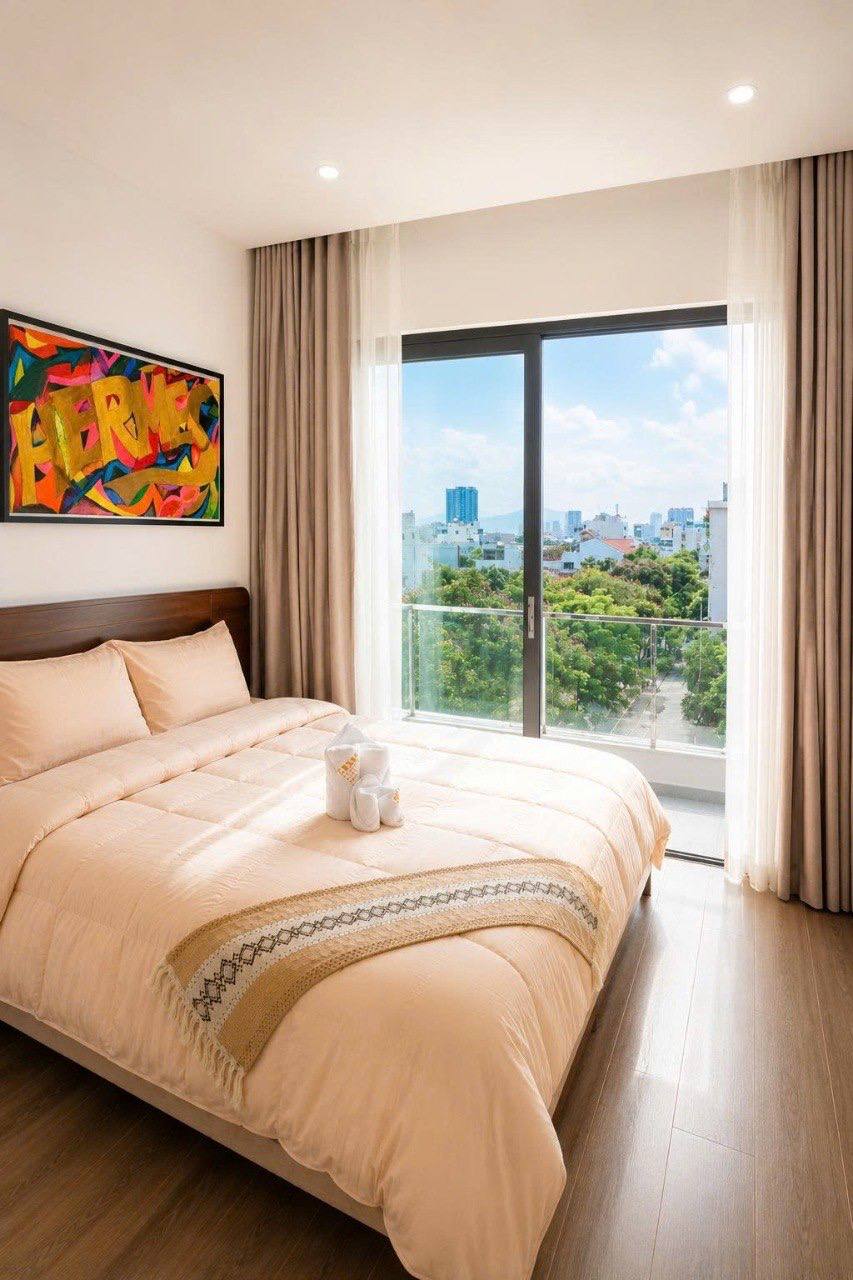 Brand new 1-bedroom furnished apartment near the beach