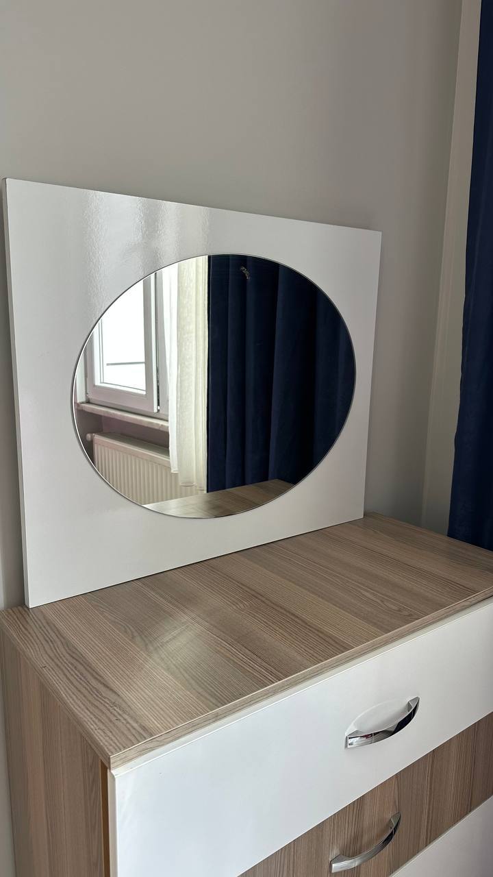 Трюмо с зеркалом 86×90 см, в отличном состоянии