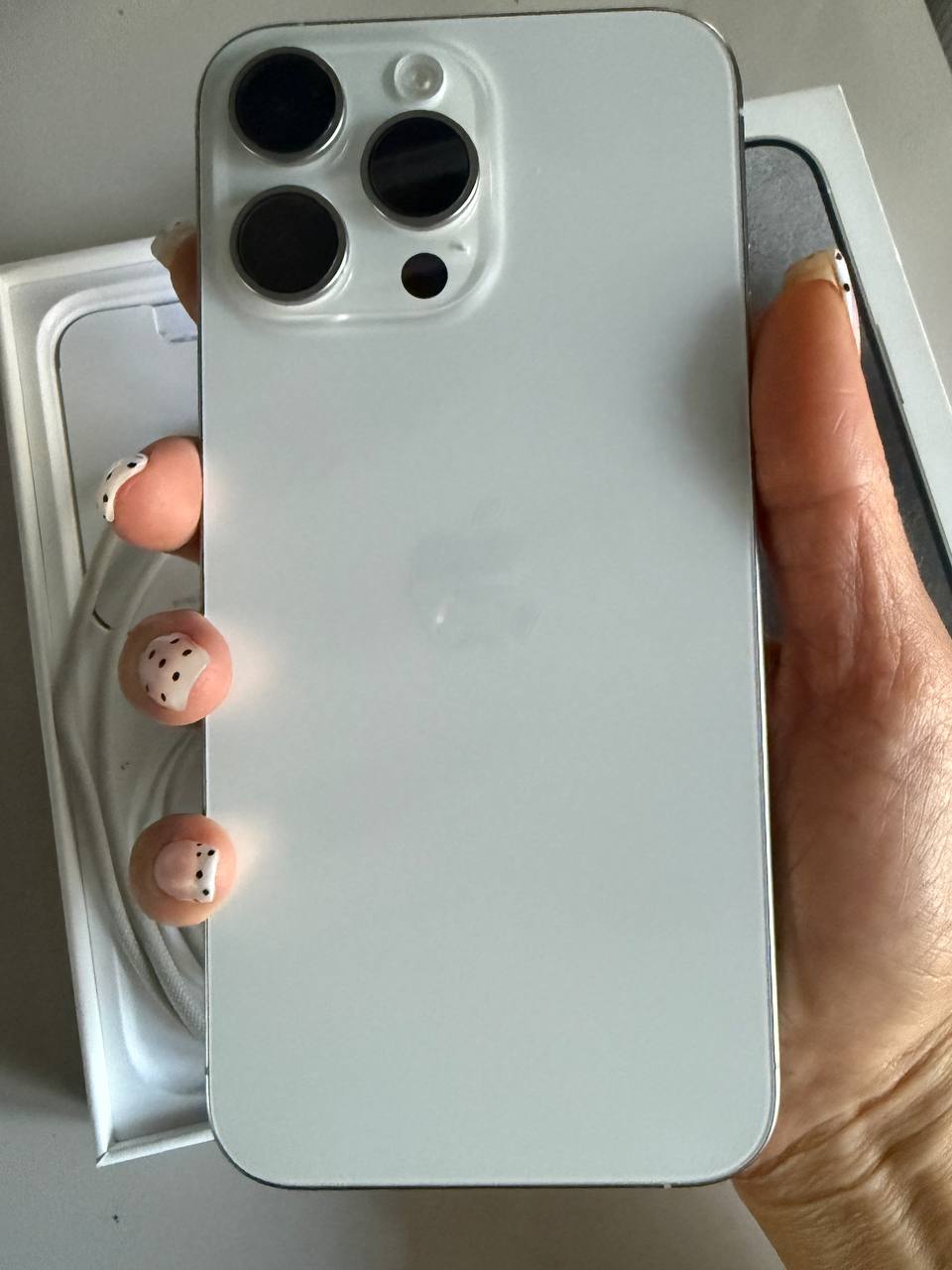 iPhone 15 Pro Max 256 ГБ, батарея 85%, идеальное состояние, в комплекте коробка и кабель