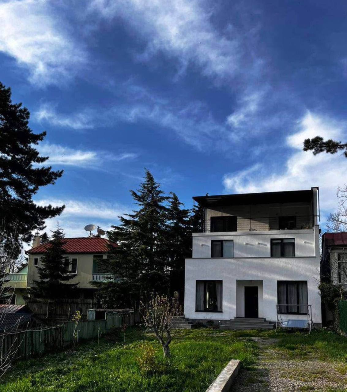 5-room, 3-bedroom house for rent in Tskneti, Tbilisi, 180 sq.m with 700 sq.m garden, newly renovated, 2000 USD/month