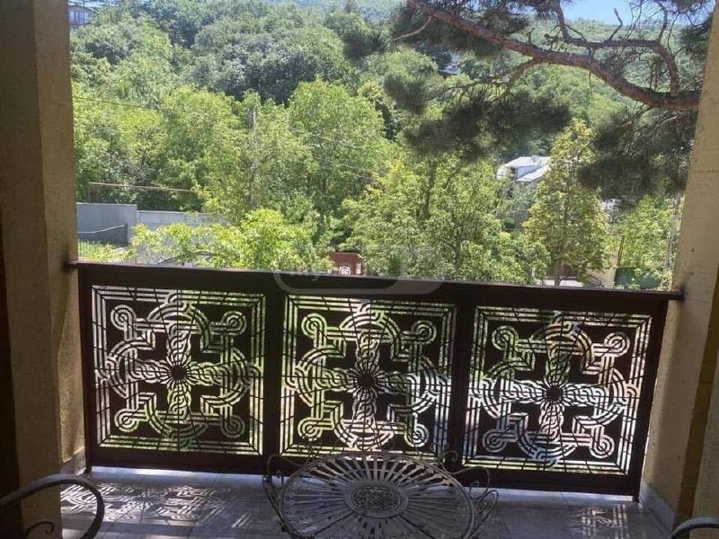 Сдача частного дома в Tskneti: 4 комнаты, 2 спальни, большой двор