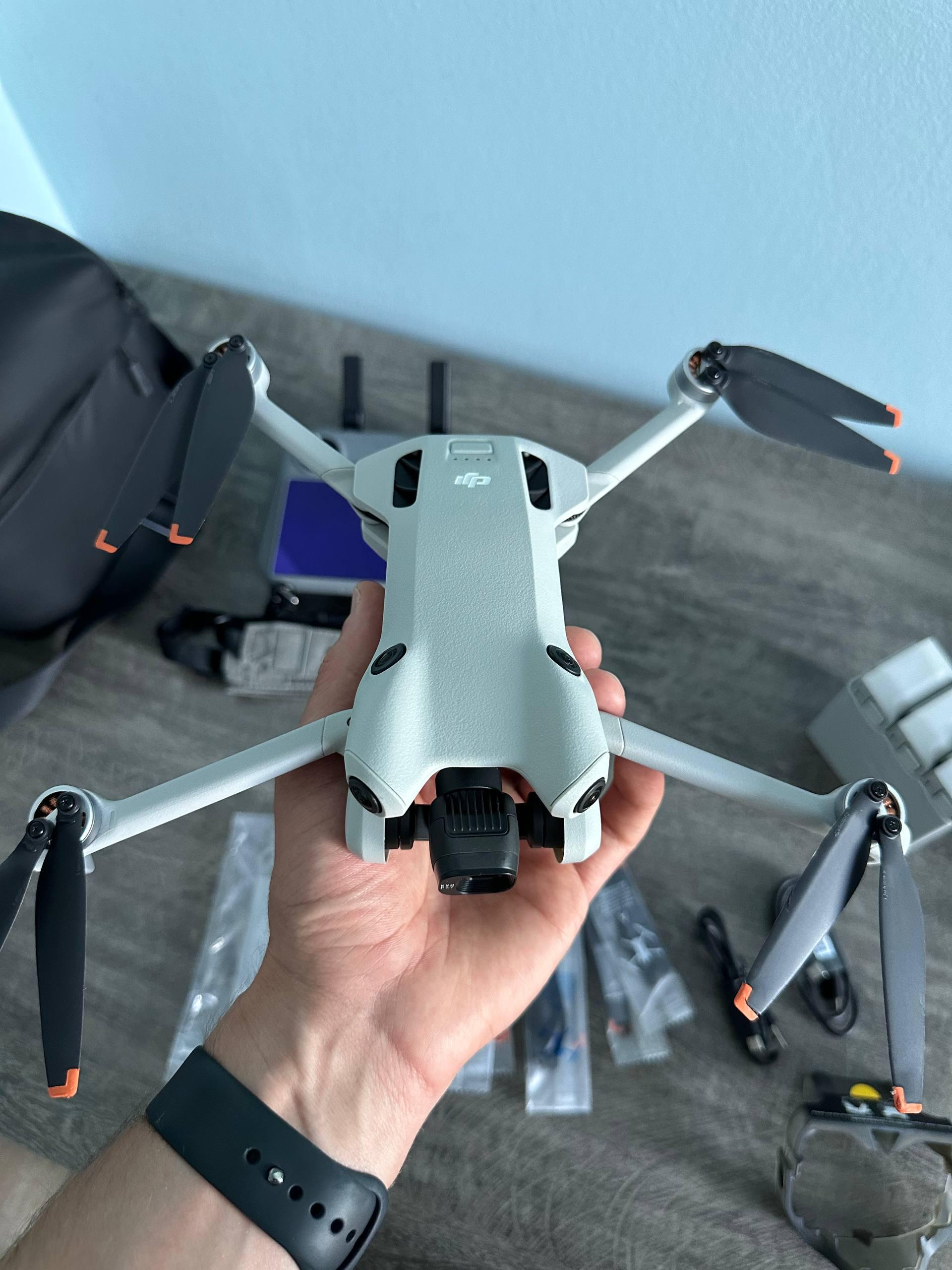 DJI Mini 4 Pro Fly More Combo в состоянии как новое с полным набором аксессуаров